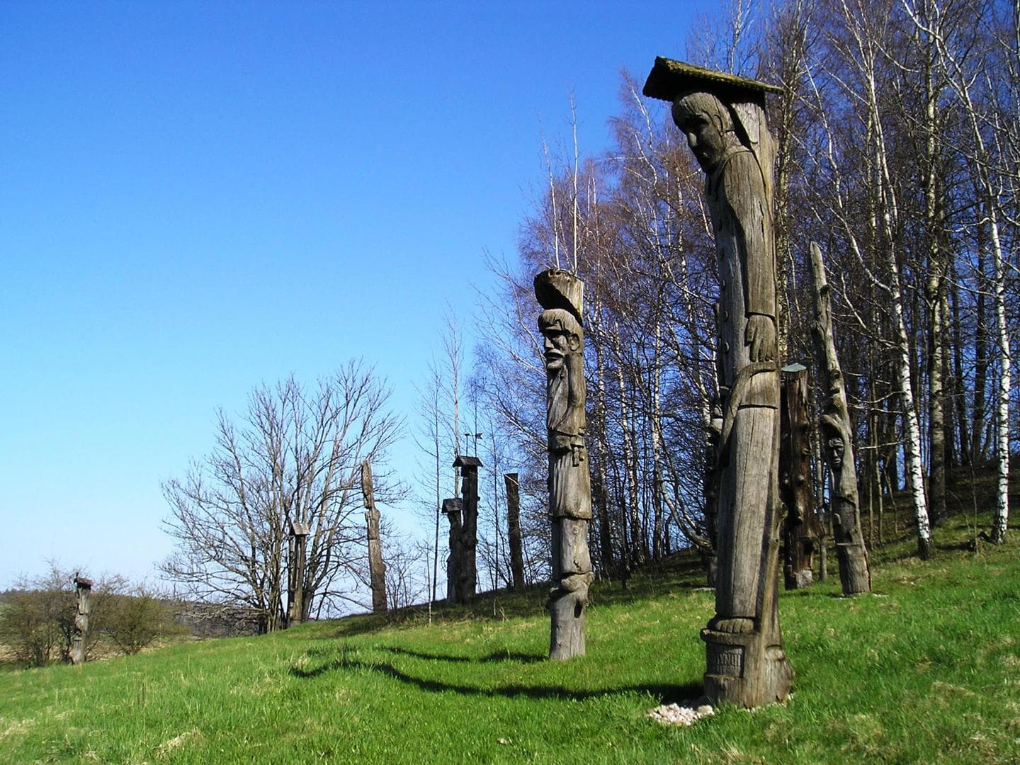 Wooden memorial sculptures at the Ablinga massacre site