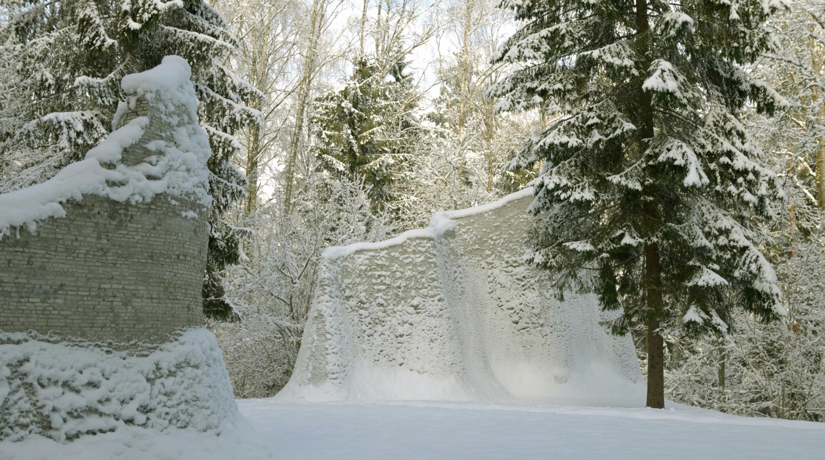 Monumental sculpture installation in the forest at Europos Parkas