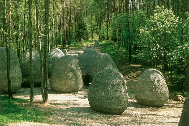 Monumental steel sculpture in a meadow at Europos Parkas