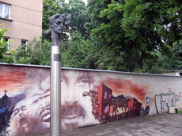 Bronze bust of Frank Zappa on a steel pole in a Vilnius courtyard